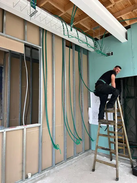 עדן על סולם באתר בנייה