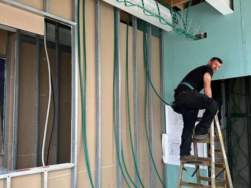 עדן על סולם, מחבר כבלים באתר בנייה